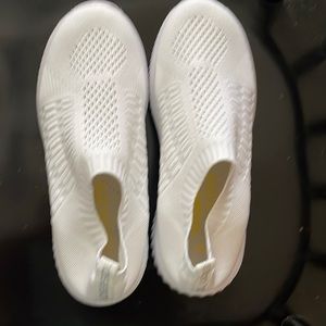 White slip ons sneakers, comfortable size 7Wide